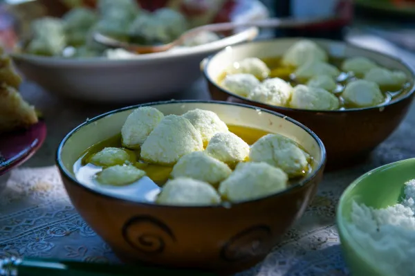 В Роспотребнадзоре рассказали, кому не стоит есть творог