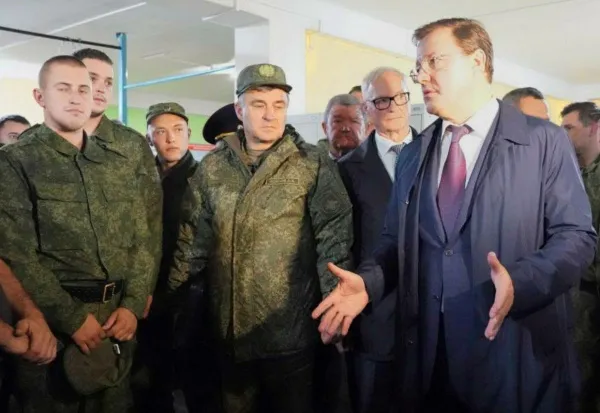 Дмитрий Азаров проверил условия проживания и боевой подготовки призванных на службу земляков