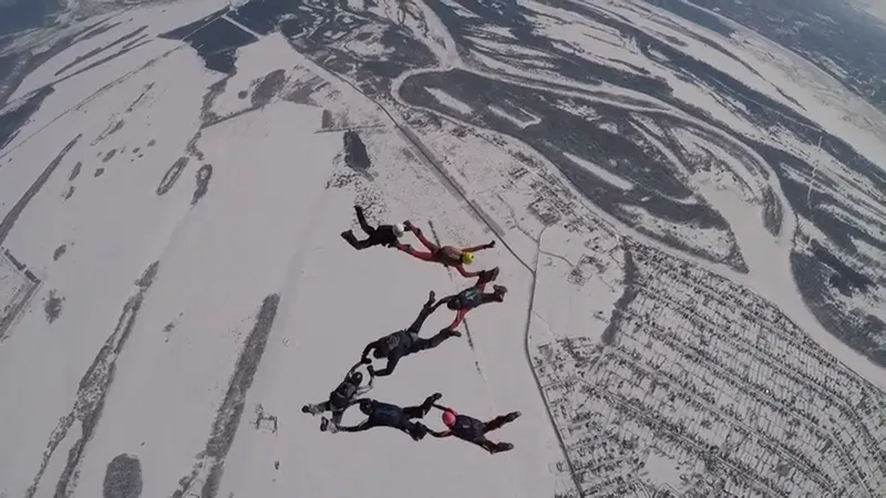 Z и V на высоте: парашютисты ЦВО выполнили сложные фигуры в воздухе в поддержку российских военных