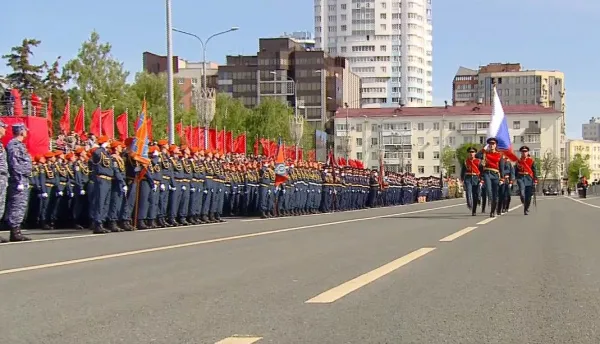 "Мы останемся верны заветам": Дмитрий Азаров обратился к землякам на Параде Победы