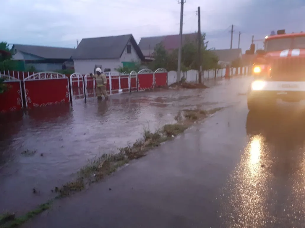 В селе Плешаново Оренбургской области устранили последствия сильного ливня  2 июня