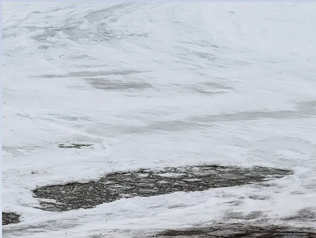 Час в воде: мужчина на машине провалился под лед