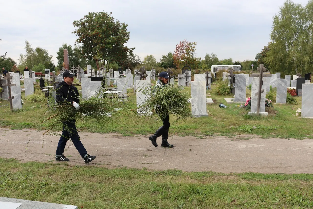 В Новокуйбышевске молодые активисты облагородили могилы ветеранов | СОВА -  главные новости Самары