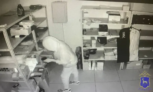 Повар обокрал пункт выдачи заказов на улице Нагорной в Самаре