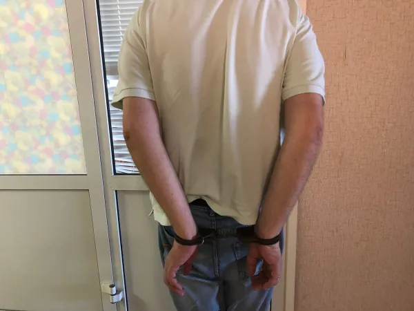 ФСБ задержала в Самаре мужчину за продажу наркотиков работникам Минобороны