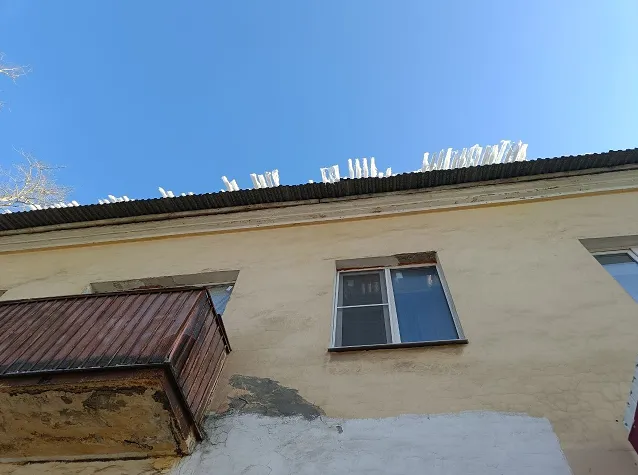 Спасатели через балкон попали к пенсионерке, у которой отказали ноги