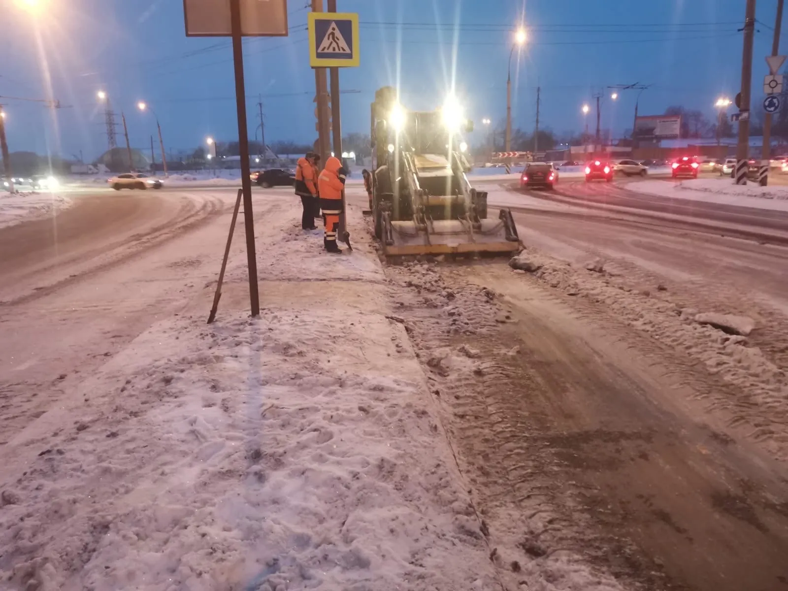 В Тольятти за ночь на дороги высыпали 70 тонн реагентов от гололеда | СОВА  - главные новости Самары