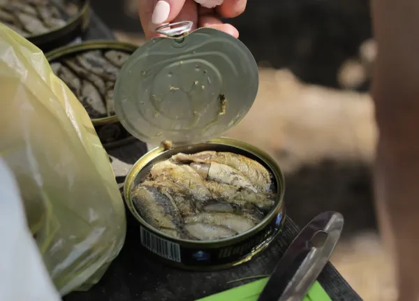 В рыбных консервах в России обнаружили личинки