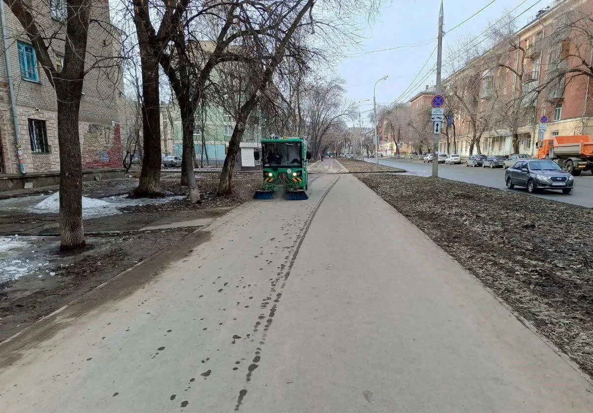 По летнему регламенту: в Самаре начали подметать и мыть улицы