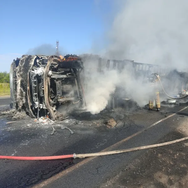 В Самарской области 25 июня после столкновения загорелись фура и легковушка