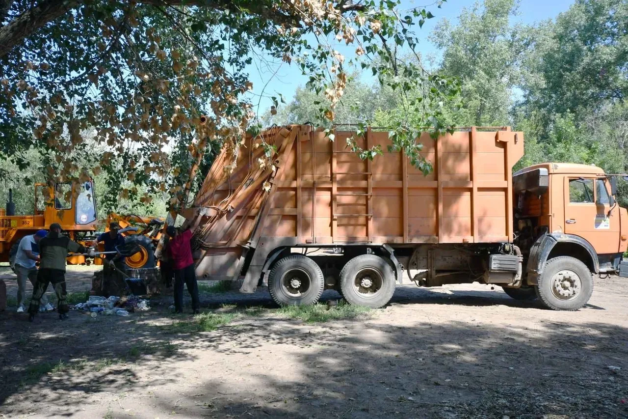 В Самарской области с пляжа на реке Сок вывезли полный грузовик мусора |  СОВА - главные новости Самары