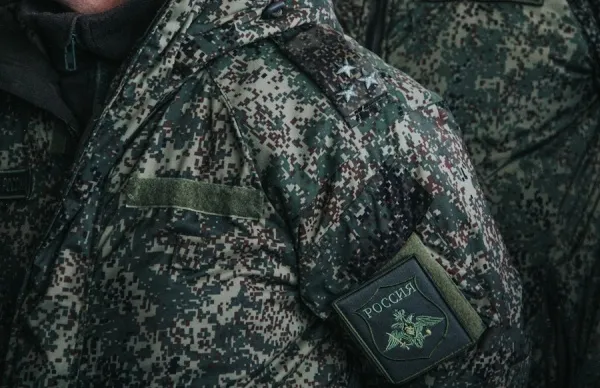 Бывшие воспитанники возвращаются с добром: выпускник центра "Феникс" и ветераны СВО подарили детям новогодний праздник