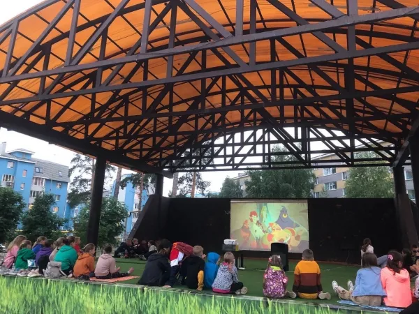 "Ноль плюс": в Красноярском районе показывают кино под открытым небом 