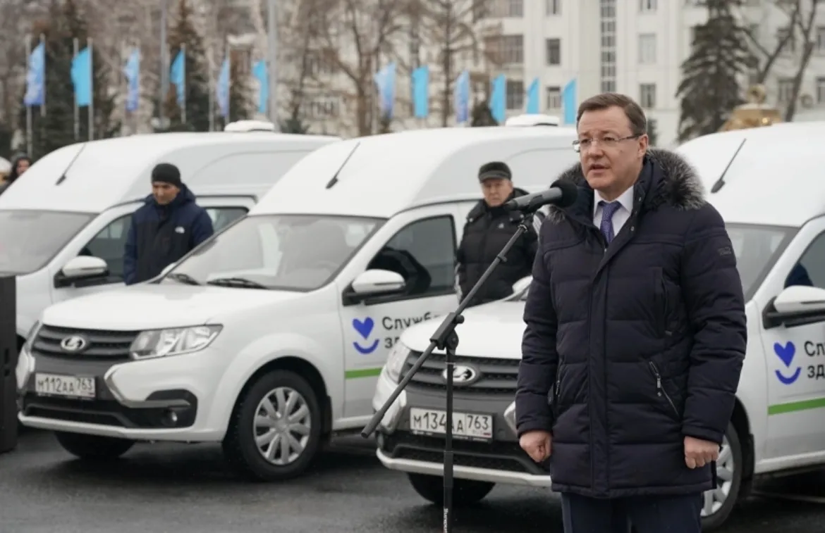 Дмитрий Азаров передал медикам Самарской области ключи от автомобилей  неотложной и скорой помощи | СОВА - главные новости Самары