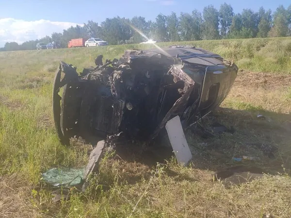 Infiniti с пятью молодыми людьми вылетел в кювет и перевернулся в Шигонском районе