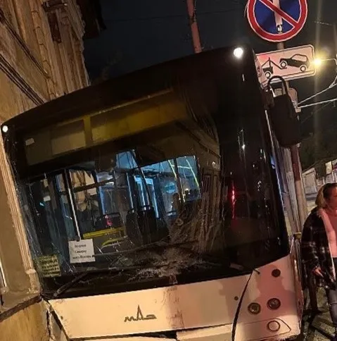 Стали известны подробности о столкновении автобуса с фасадом дома в Самаре