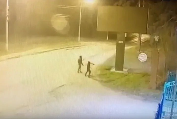 В Тольятти двое мужчин не смогли устроиться на работу и закидали камнями рекламный щит