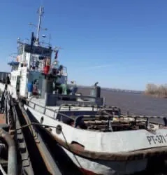 В Самаре на Волге баржа столкнулась с обслуживающим судном