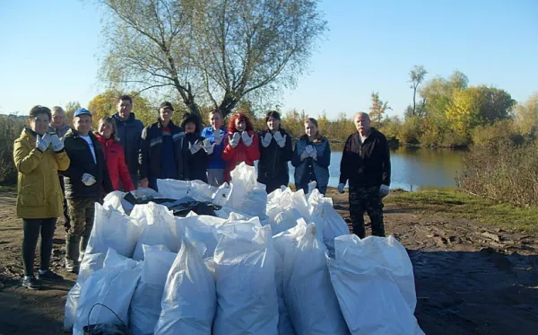 Чапаевские эковолонтеры убрали мусор на берегу реки 