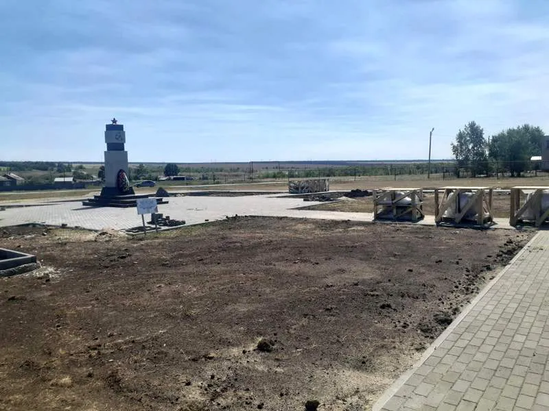 В Пестравском районе благоустраивают территорию вокруг монумента "Воинам в честь Победы в Великой Отечественной войне" 