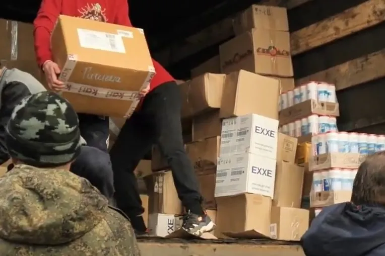 Волонтерская группа "Красный ключ" собирает и доставляет гуманитарные грузы в зону СВО