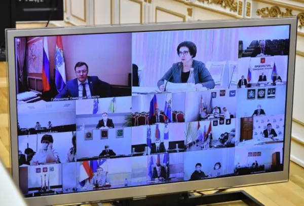 Дмитрий Азаров поручил передавать квартиры до 1 октября детям-сиротам