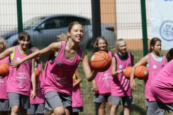 Баскетболистки Ольга Артешина и Наталья Ясевичене провели мастер-класс для юных игроков