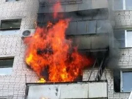 На балконе многоэтажки в Кировском районе вспыхнул пожар