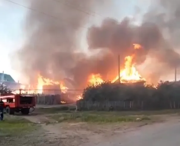 В селе под Тольятти сгорели два частных дома и надворные постройки