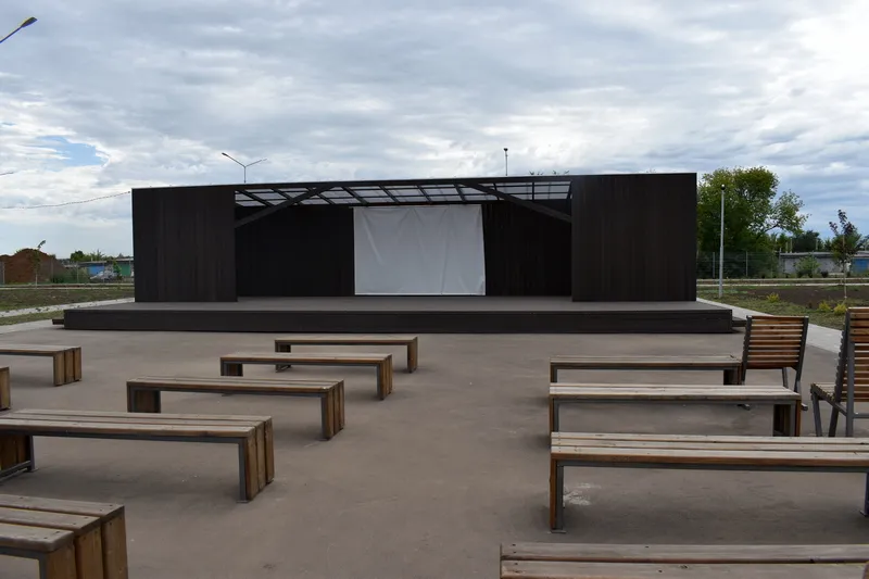 В нефтегорском парке "Молодежный" устанавливают МАФы