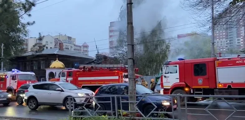 В Самаре на Чкалова в месте стояния Зои горит деревянный дом