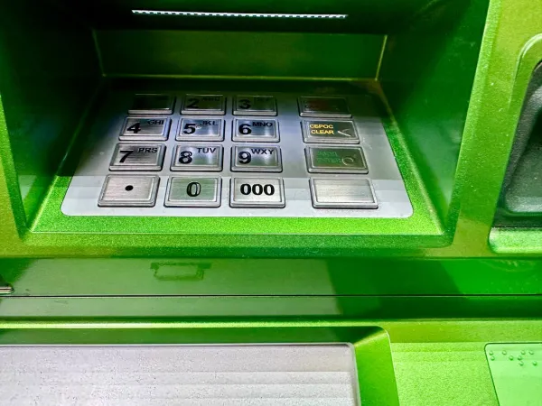 В Самарской области у мужчины после застолья подруга украла 15 тысяч рублей