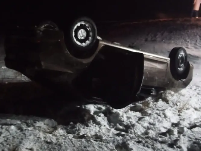 На трассе в Самарской области перевернулась Skoda Rapid