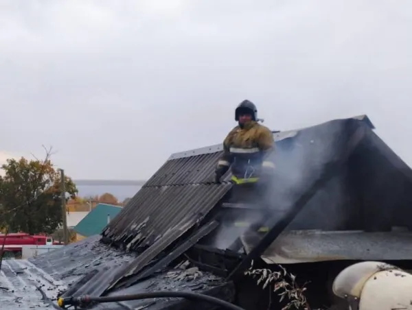 В Октябрьске потушили частную баню и надворные постройки