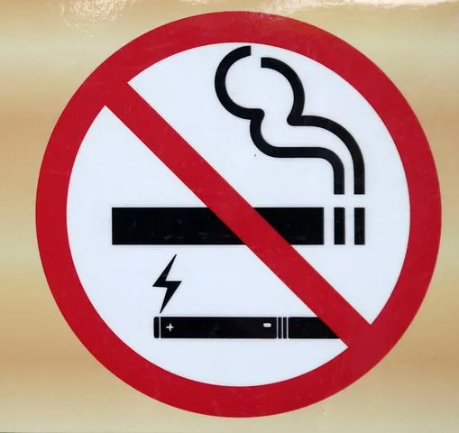 Россияне рассказали, поддерживают ли они идею полного запрета электронных сигарет
