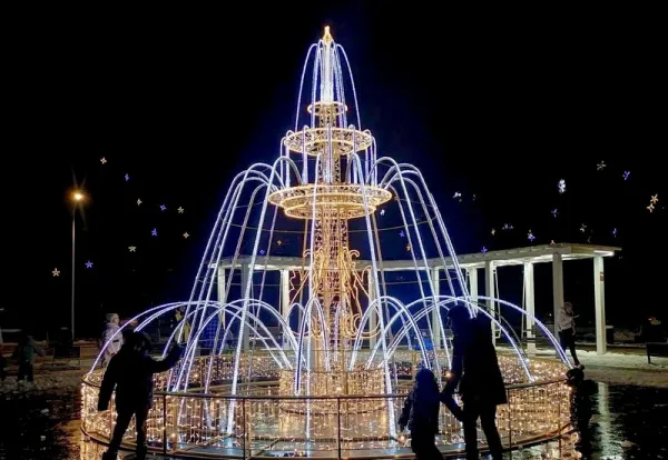 В Отрадном украсили площадь, обновленную благодаря нацпроекту 