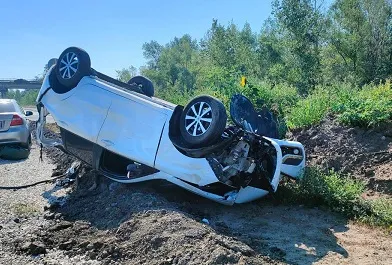 В Самарской области "Лада" перевернулась после столкновения с дорожной фрезой