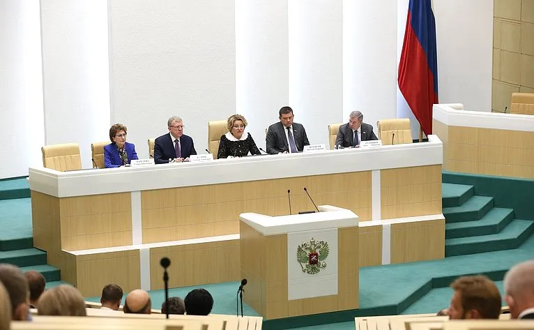 Дмитрий Азаров предложил ряд рекомендаций в проект федерального бюджета на парламентских слушаниях в СФ 