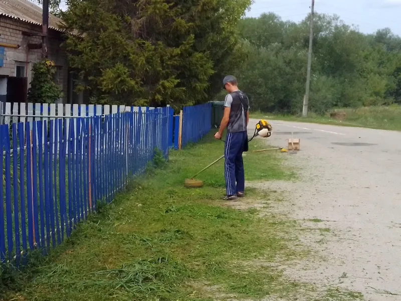 В Исаклинском районе проходят генеральные уборки улиц и общественных пространств 