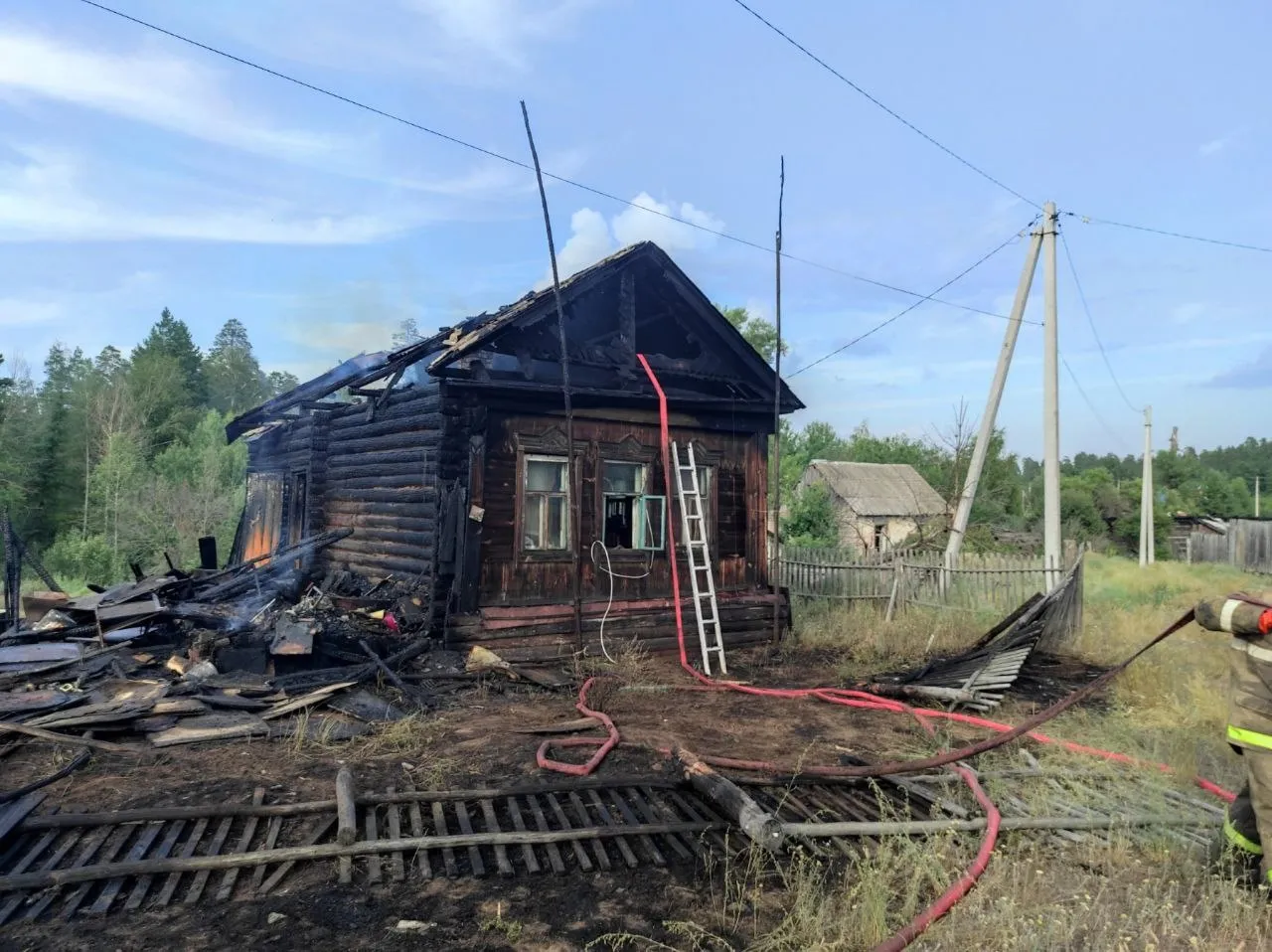 В Самарской области из-за возгорания сухой травы вспыхнул жилой дом | СОВА  - главные новости Самары