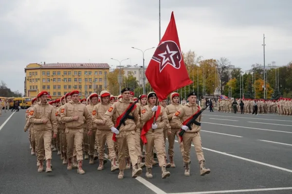 В Самаре по площади Куйбышева прошли парадные расчёты учебных заведений региона
