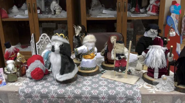 "Деды Морозы разных стран": в Самаре открылась выставка кукол ручной работы