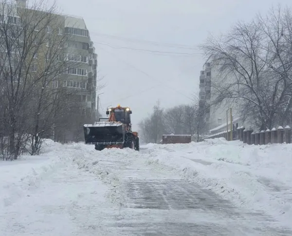 В Жигулевске с последствиями снегопада борются 15 снегоуборочных машин