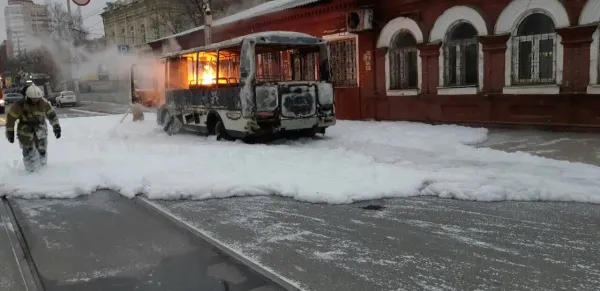 В Самаре загорелся пассажирский автобус