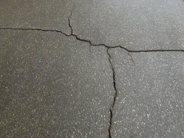 В Тольятти начали вывозить бетонолом после демонтажа незаконных торговых точек