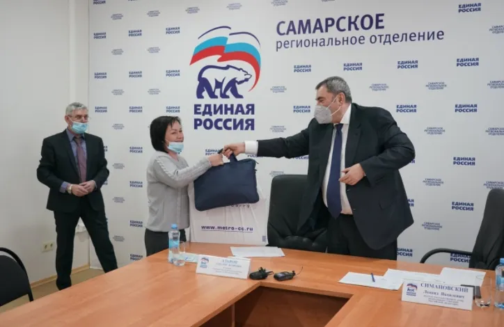 Жилищный вопрос, законодательные инициативы и компьютеры школьникам: Леонид Симановский провёл личный приём граждан