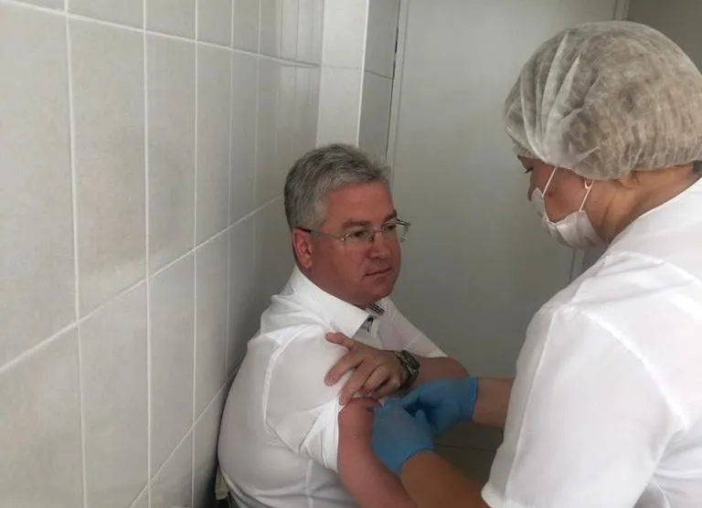 Председатель областного Правительства завершил вакцинацию от коронавирусной инфекции