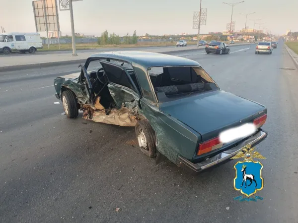В Самаре водитель вазовской семерки попал в больницу после столкновения с BMW