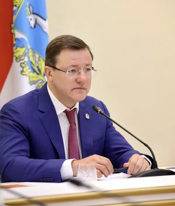 Губернатор Дмитрий Азаров поздравил жителей Самары и области с Днём Государственного флага