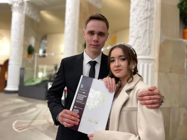 Не смогли сдержать слез счастья: пара из Тольятти заключила брак на Первом Всероссийском свадебном фестивале на ВДНХ